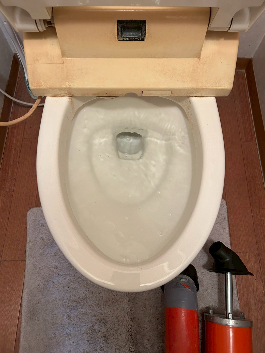大阪市にてトイレの詰まり修理〈尿石の詰まり・高圧ジェット洗浄〉の施工前写真
