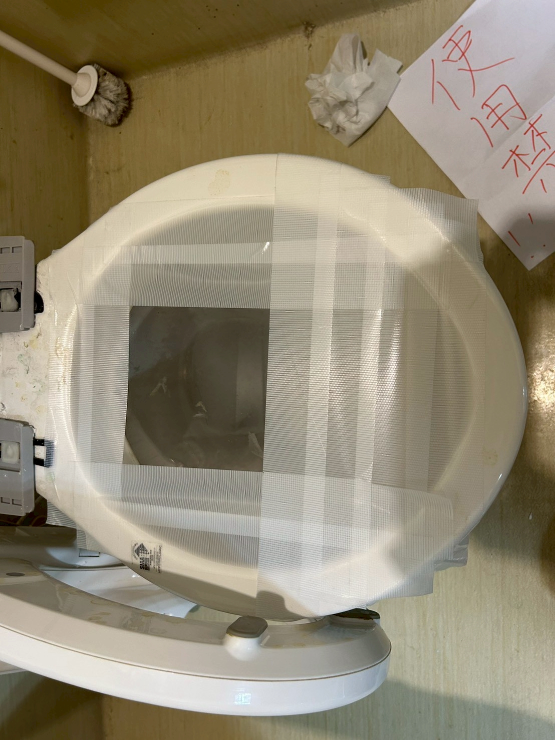 大阪市にて施設トイレの詰まり修理〈オムツの詰まり除去〉の施工前写真