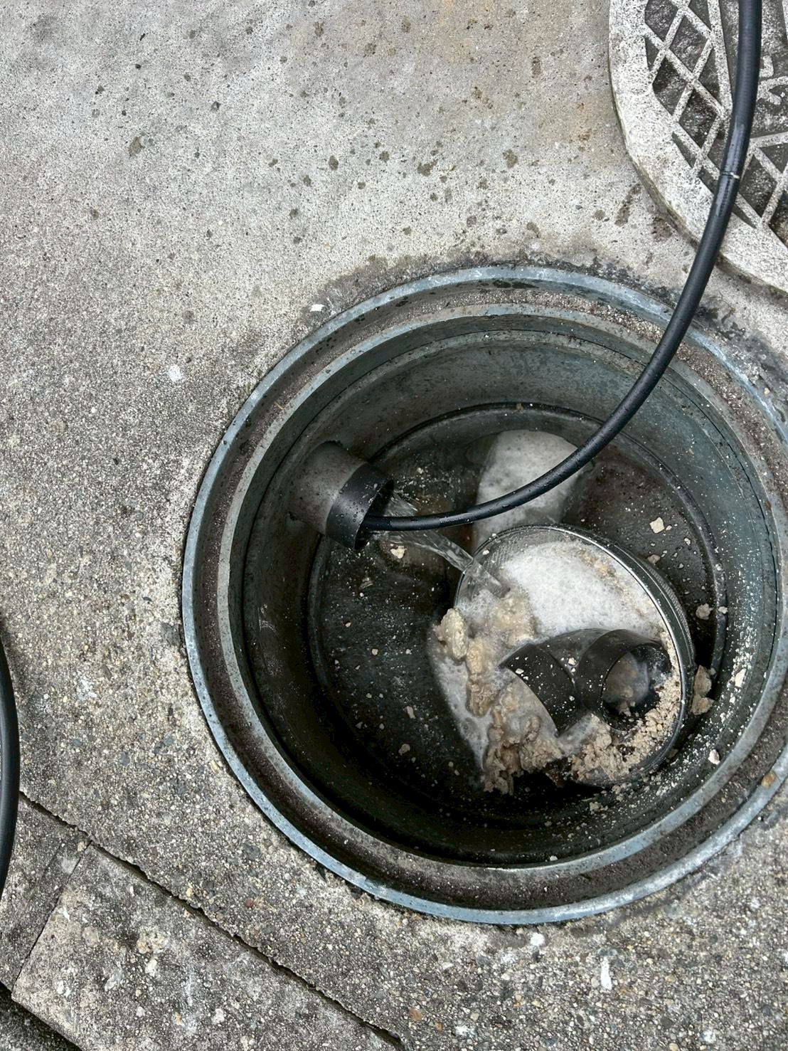 大阪市にてキッチン排水詰まり修理〈高圧洗浄・排水管改修〉の施工前写真