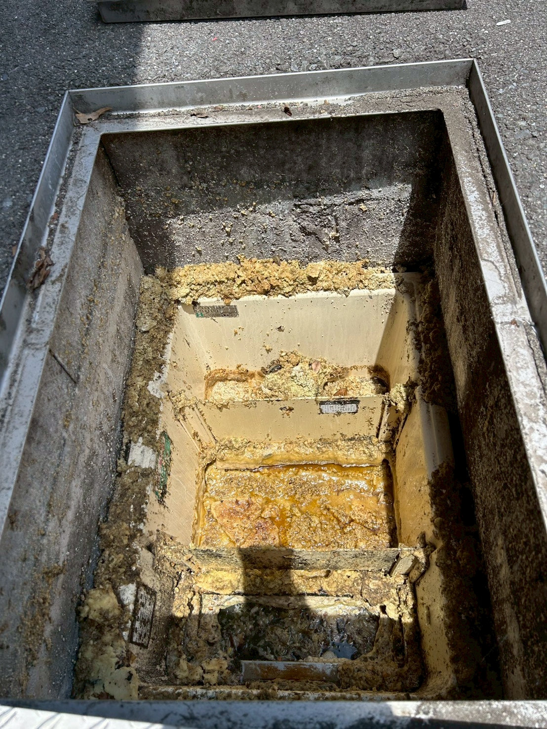 大阪市にて詰まり修理〈介護施設のグリストラップ・排水管洗浄〉の施工前写真